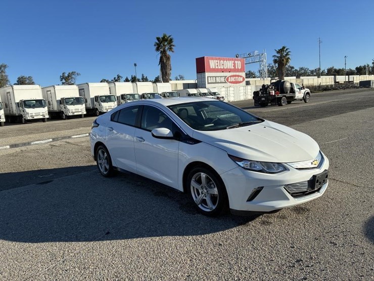 2018-chevrolet-volt-sedan-image-2