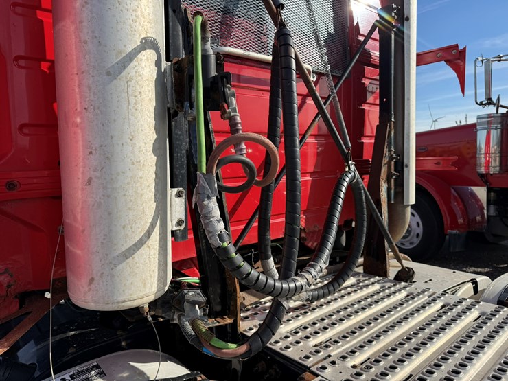 2011-volvo-10-image-16