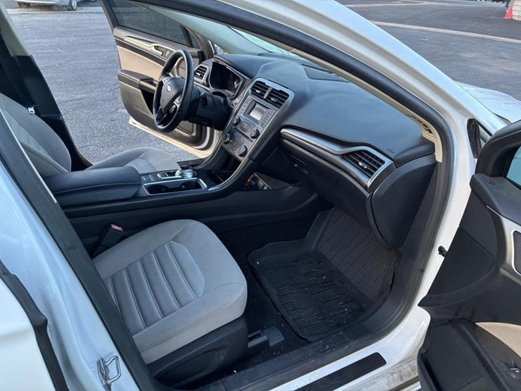 2017-ford-fusion-sedan-image-8