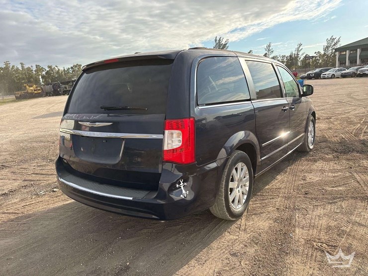 2015-chrysler-town-&-country-image-3