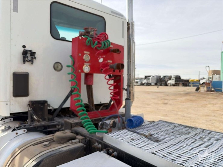 2015-peterbilt-567-image-20