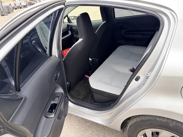 2015-toyota-prius-c-sedan-image-12