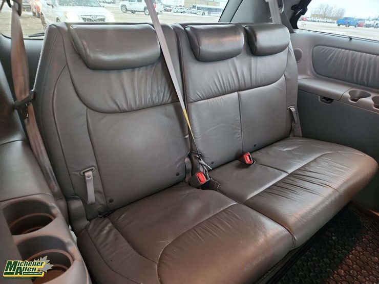 2009-toyota-sienna-image-18