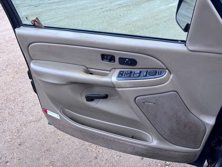 2004-chevrolet-suburban-image-10