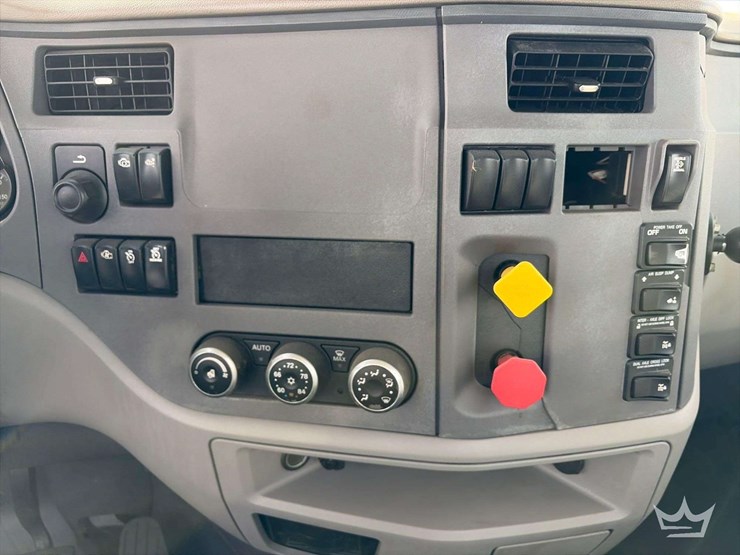 2015-peterbilt-567-image-17