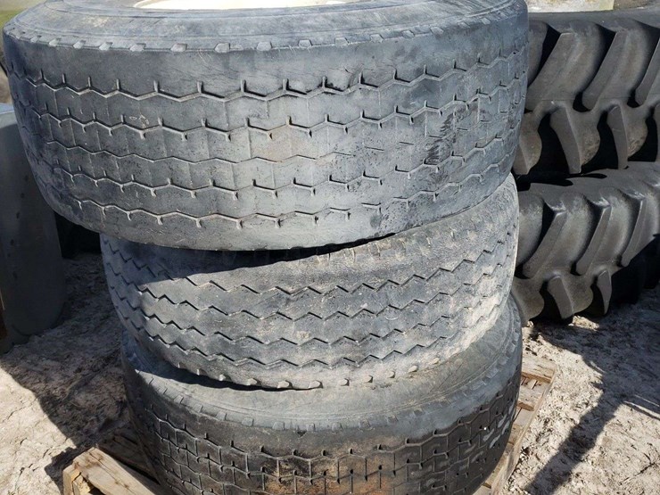 3-425/65r22.5-tires,-10-bolt-rims-image-2