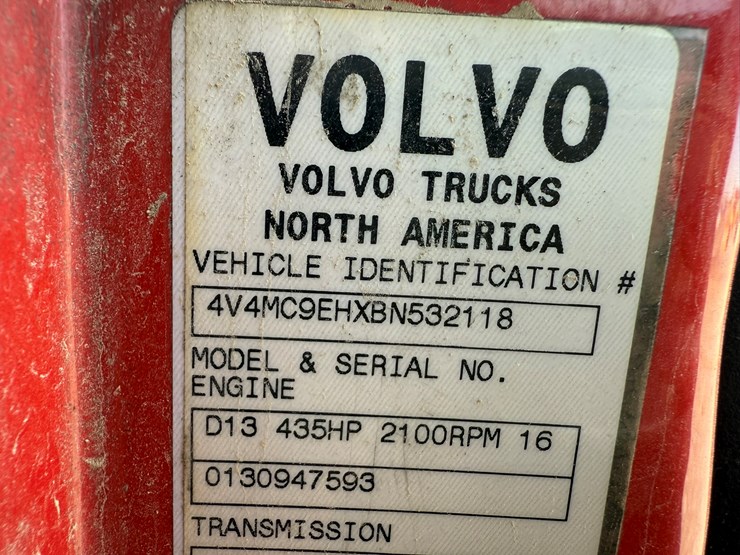 2011-volvo-10-image-44