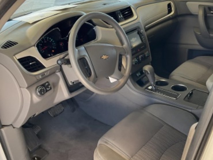 2017-chevrolet-traverse-ls-image-22