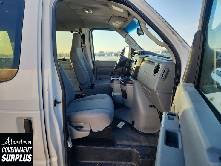 2014-ford-cargo-image-17