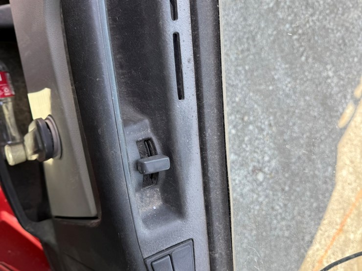 2011-volvo-10-image-34