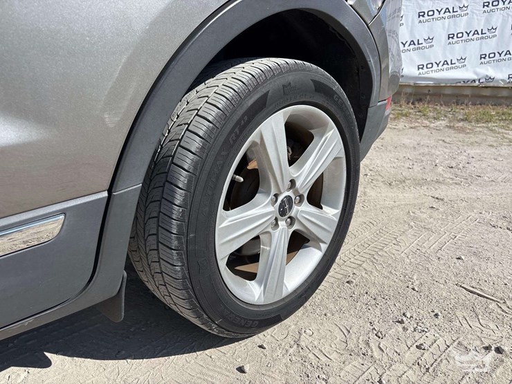 2016-lincoln-mkc-suv-image-21