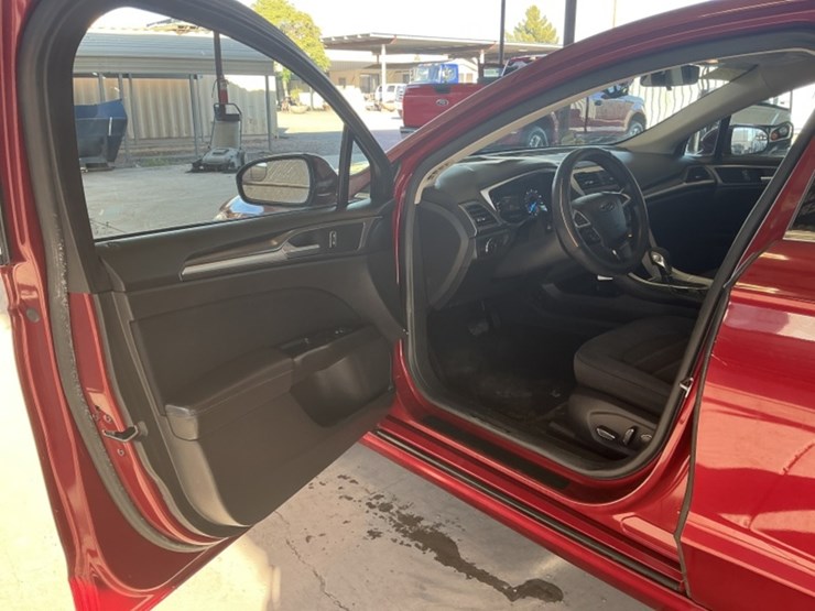 2015-ford-fusion-se-sdn-image-22