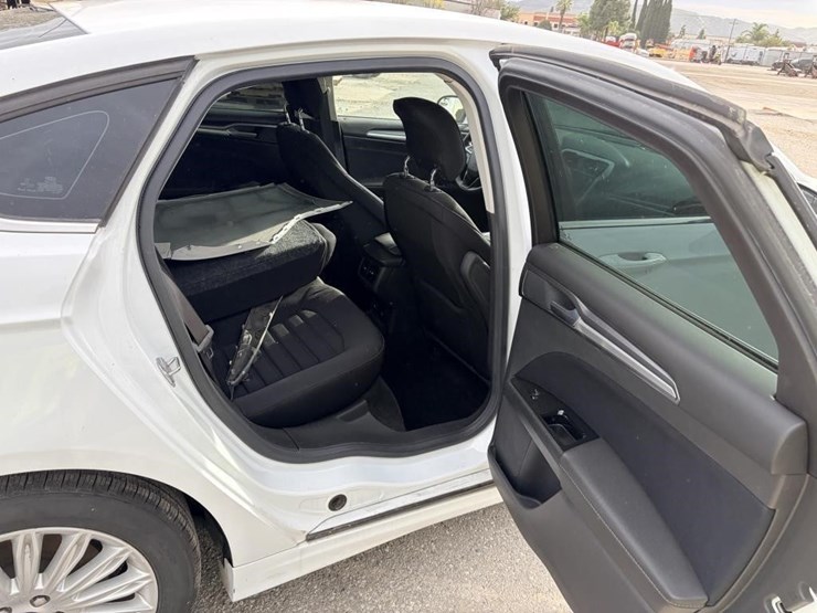 2015-ford-fusion-sedan-image-10