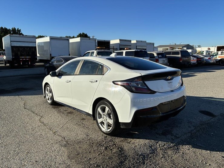 2018-chevrolet-volt-sedan-image-4