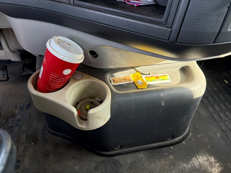 2011-volvo-10-image-39