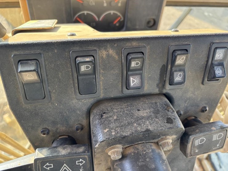 2005-caterpillar-143h-image-38