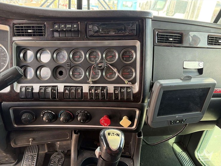 2011-kenworth-w900-image-18