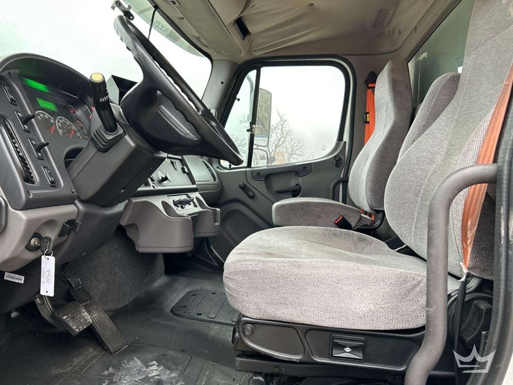 2018-freightliner-m2-106-image-11