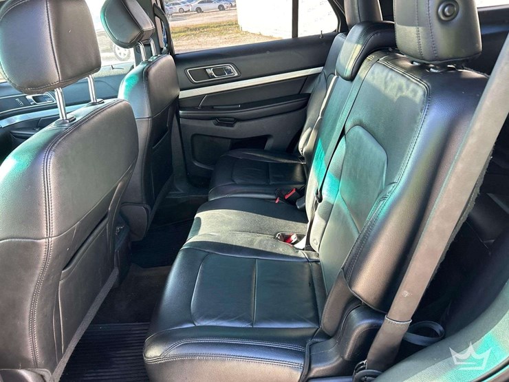 2016-ford-explorer-image-23