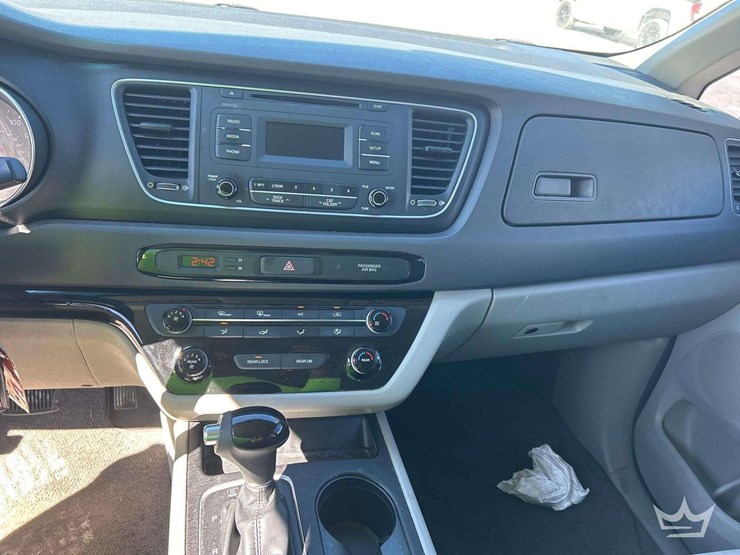 2015-kia-sedona-image-15