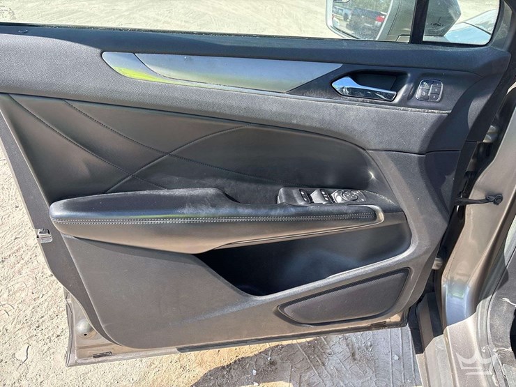 2016-lincoln-mkc-suv-image-11