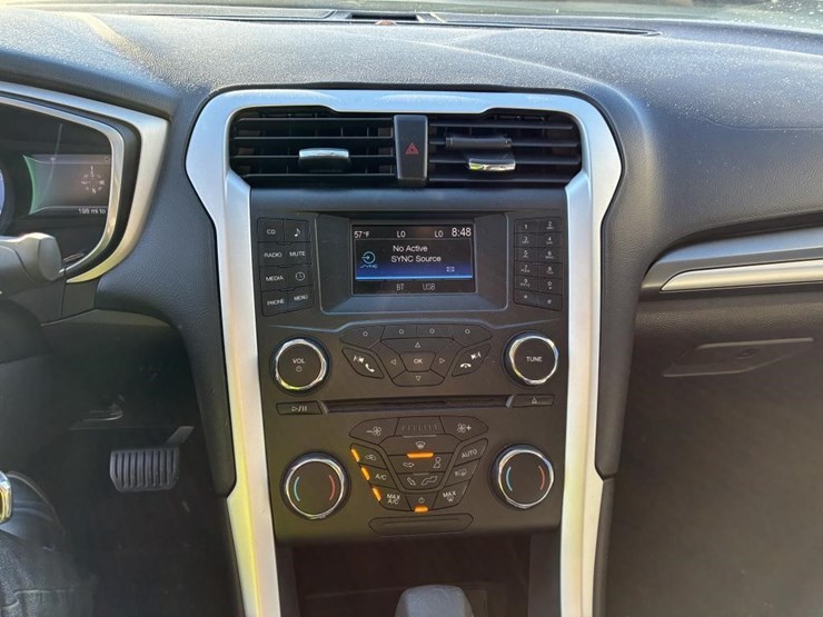 2016-ford-fusion-sedan-image-13