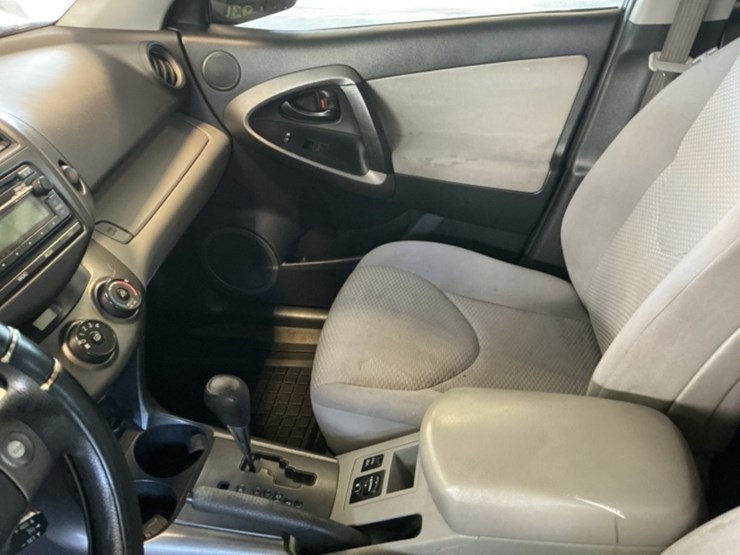 2012-toyota-rav4-image-19