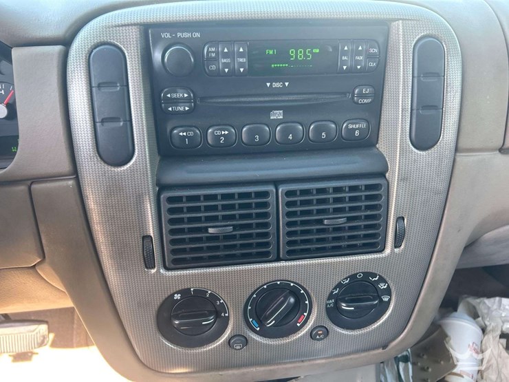 2004-ford-explorer-image-17