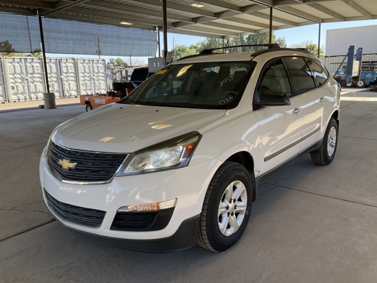 2017-chevrolet-traverse-ls-image-4