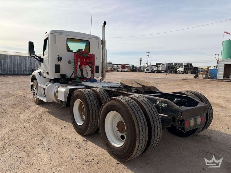 2015-peterbilt-567-image-3