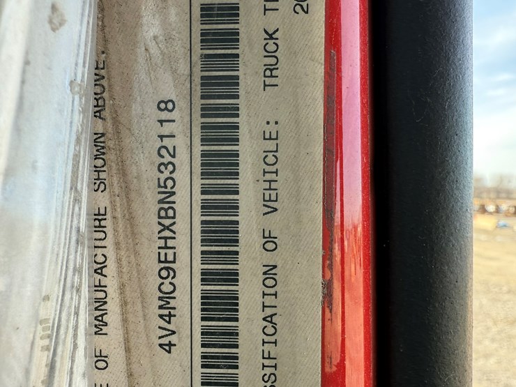 2011-volvo-10-image-48