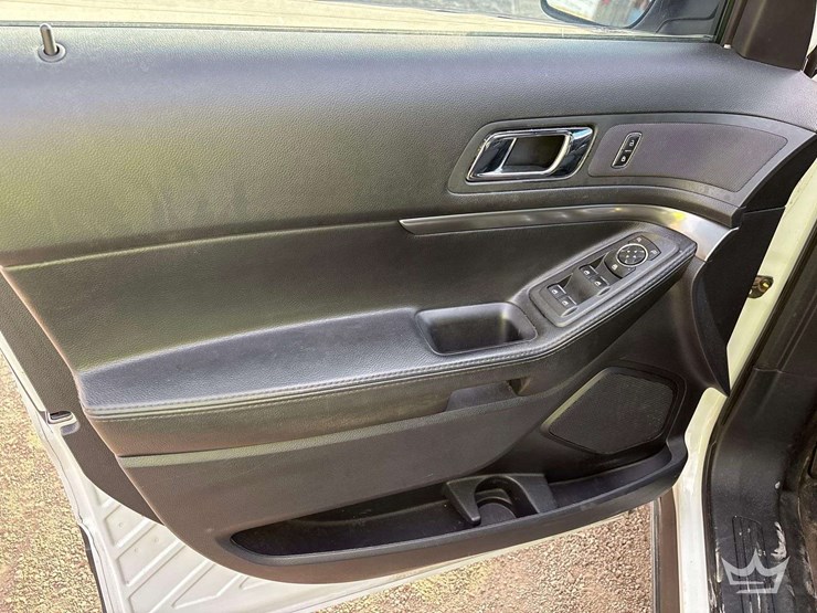 2016-ford-explorer-image-11