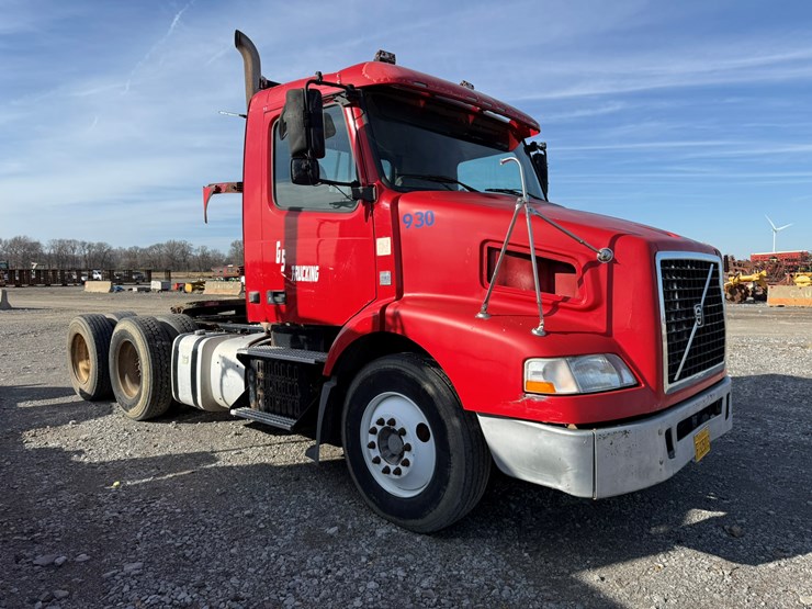 2011-volvo-10-image-3