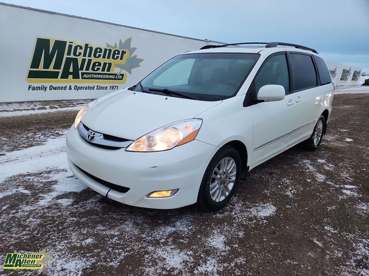 2009-toyota-sienna-image-1