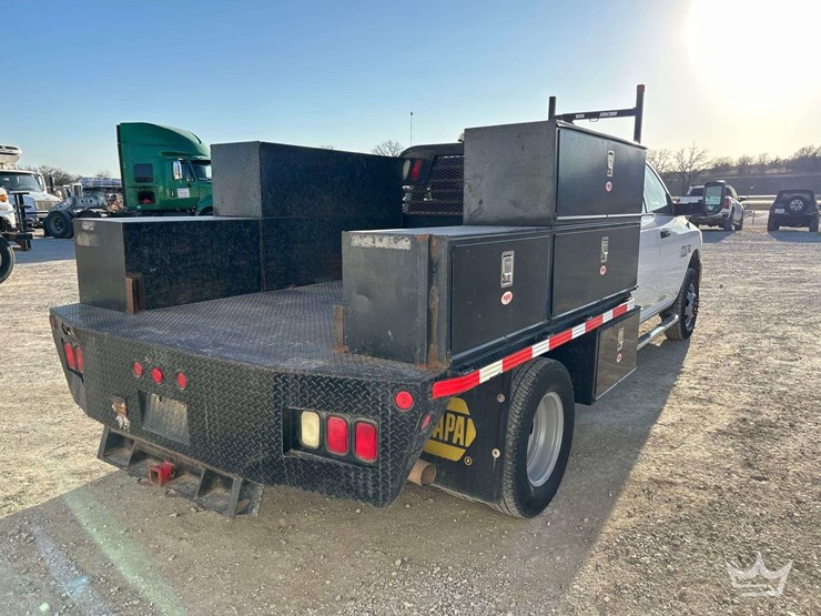 2013-ram-3500-utility-flatbed-truck-image-4