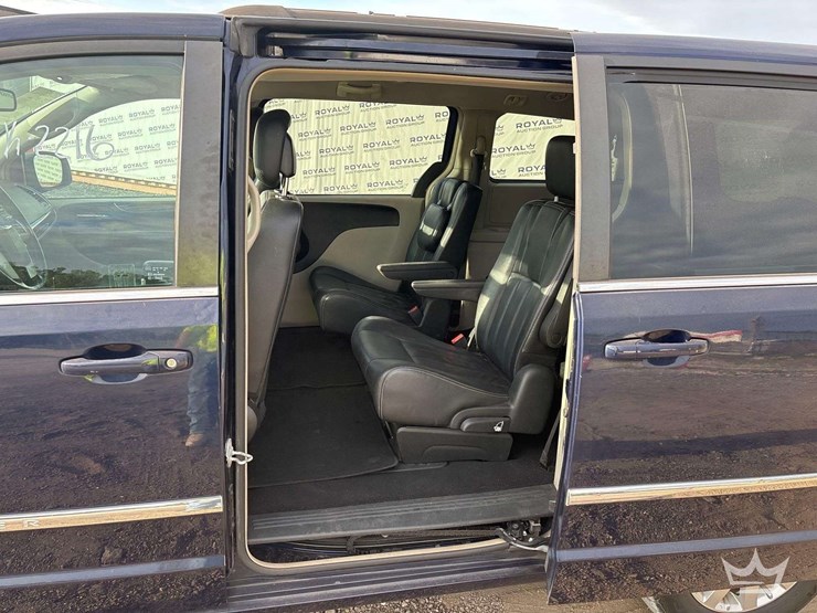 2015-chrysler-town-&-country-image-15