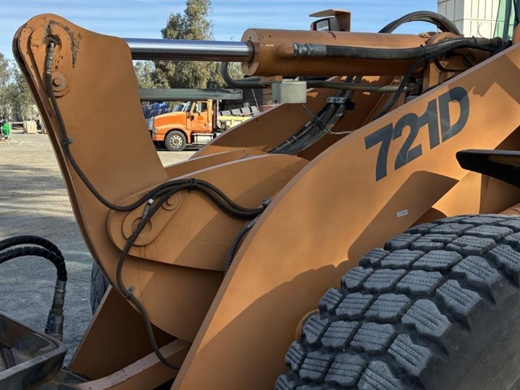 case-7210-wheel-loader-image-10