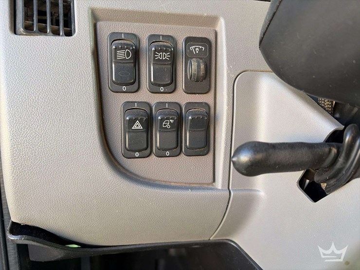 2015-peterbilt-348-image-16