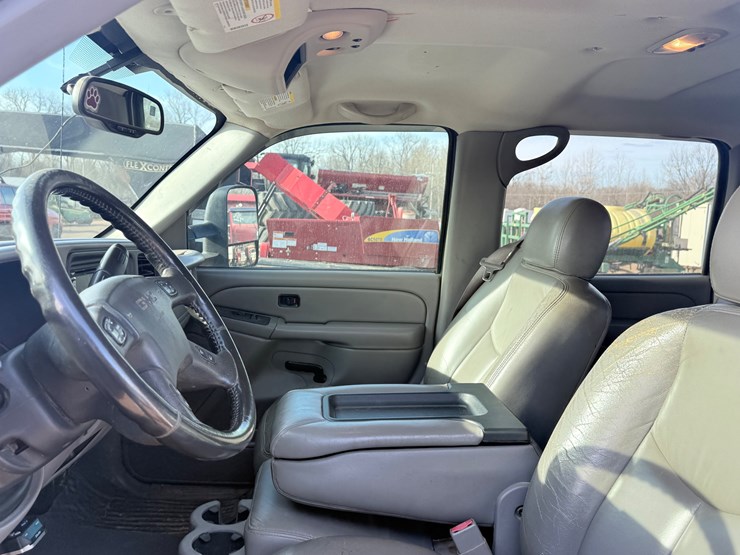 2006-gmc-3500-image-25