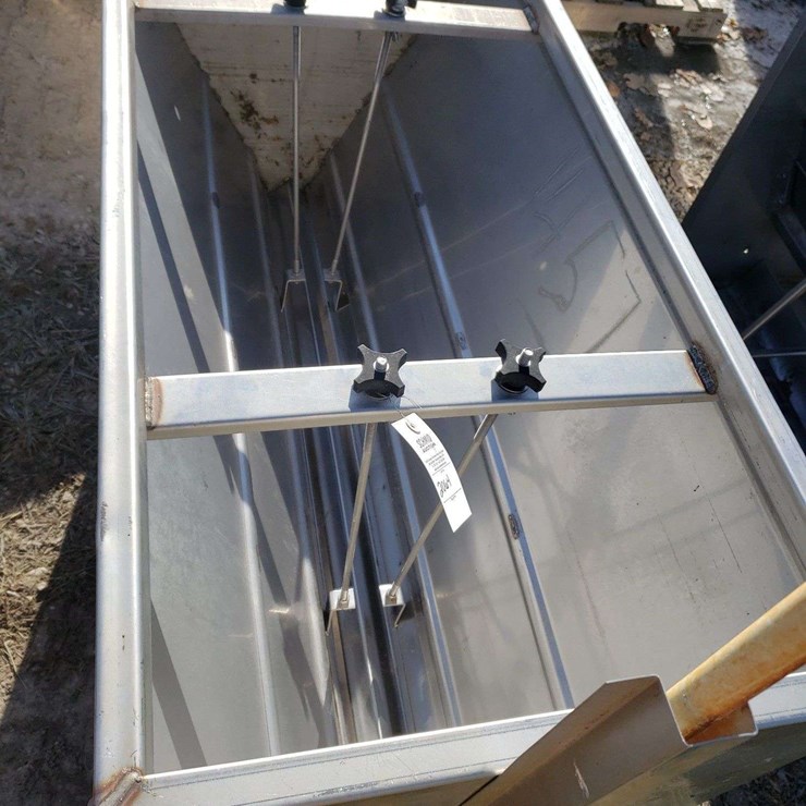 8 Hole Stainless Steel Hog feeder with water pipe