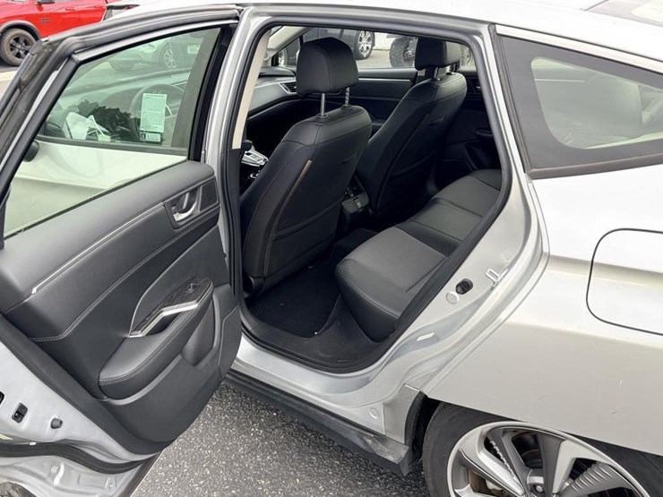 2019-honda-clarity-sedan-image-12