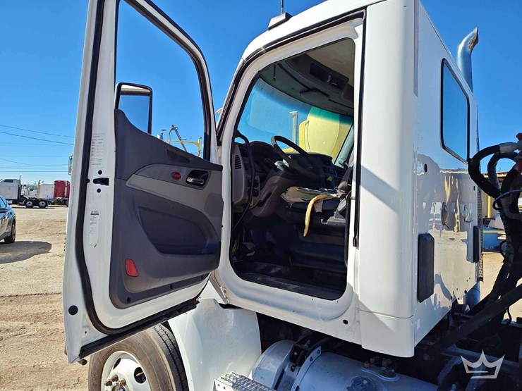 2015-peterbilt-567-image-17