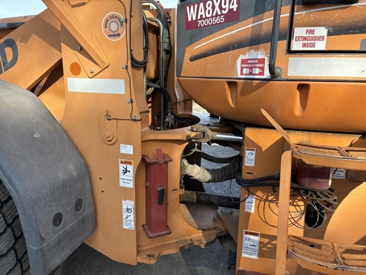 case-7210-wheel-loader-image-14