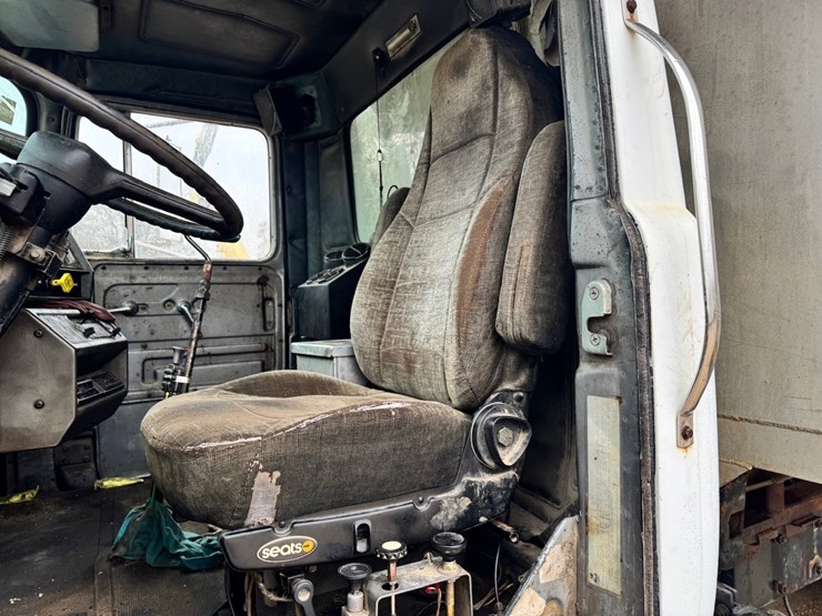 1990-mack-r688st-image-8