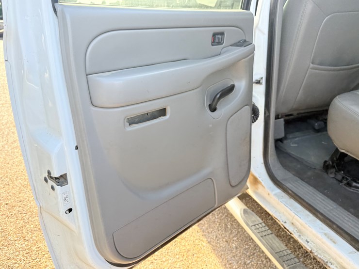 2006-gmc-3500-image-38