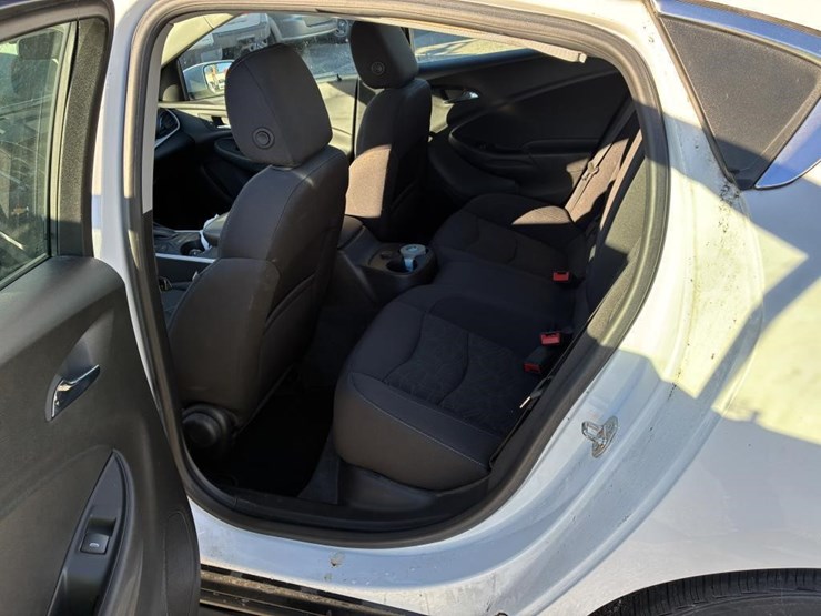 2018-chevrolet-volt-sedan-image-10