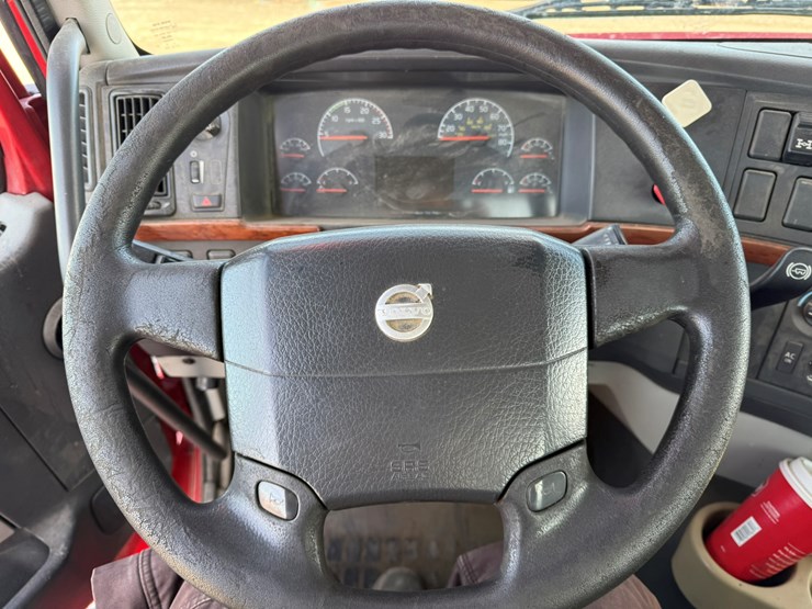 2011-volvo-10-image-41