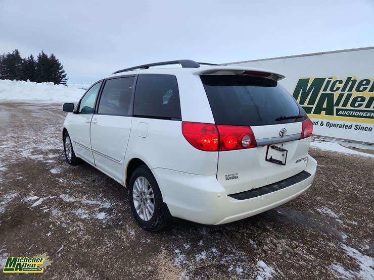 2009-toyota-sienna-image-3