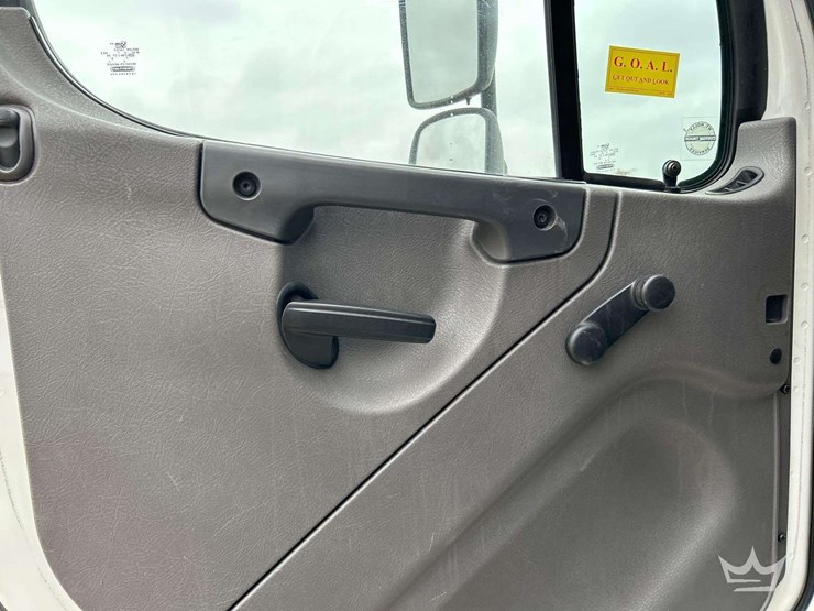 2018-freightliner-m2-106-image-10