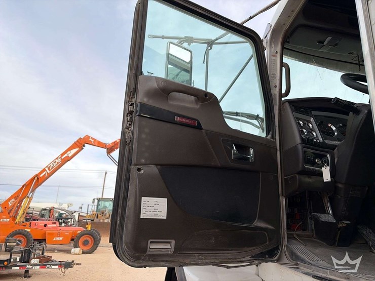 2014-kenworth-t800-image-13